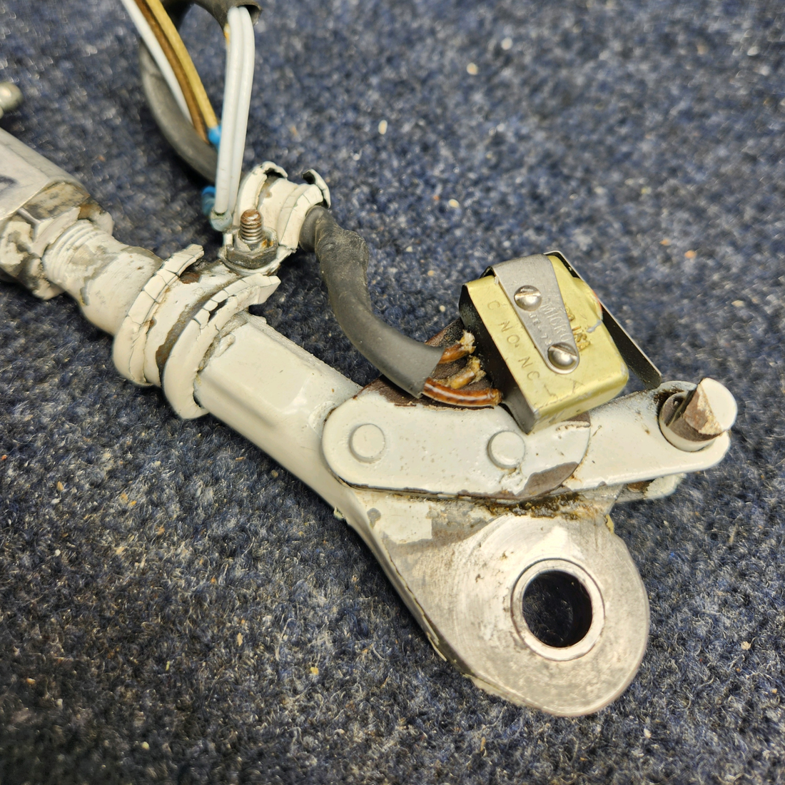 Used aircraft parts for sale, 67797-005 Piper PA32RT-300 LINK ASSEMBLY MAIN GEAR TRUSS LH W/ SWITCH (14-28V)
