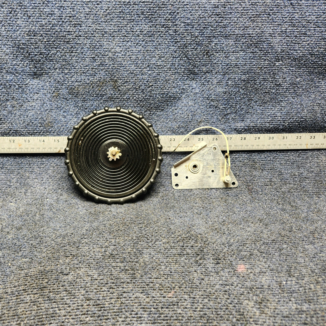 Used aircraft parts for sale, 0713656-1 CESSNA 172K ELEVATOR TRIM WHEEL WITH RETAINER ASSEMBLY