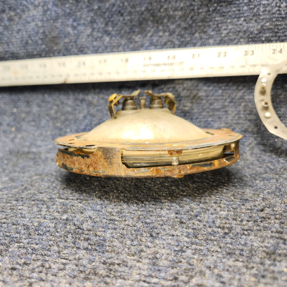Used aircraft parts for sale, 0452227-1 Cessna 172RG Landing Light Bracket and Bulb