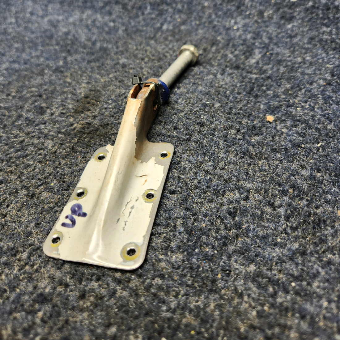 Used aircraft parts for sale, 63050-000 PIPER PA28-140 HINGE CABIN DOOR TOP