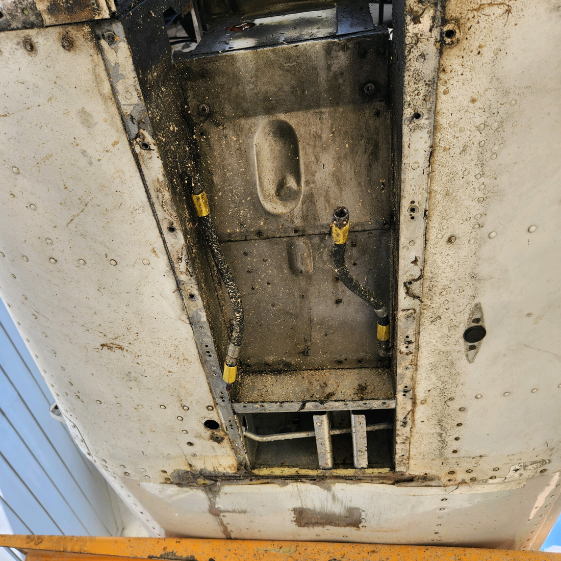 Used aircraft parts for sale, FUSSELAGE CESSNA C172RG CESSNA 172RG FUSSELAGE DATA PLATE/LOOK BOOK BELLY LAND/MLG BRACKET.