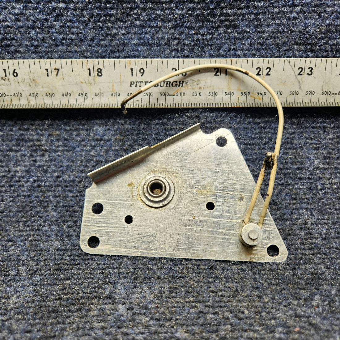 Used aircraft parts for sale, 0713656-1 CESSNA 172K ELEVATOR TRIM WHEEL WITH RETAINER ASSEMBLY
