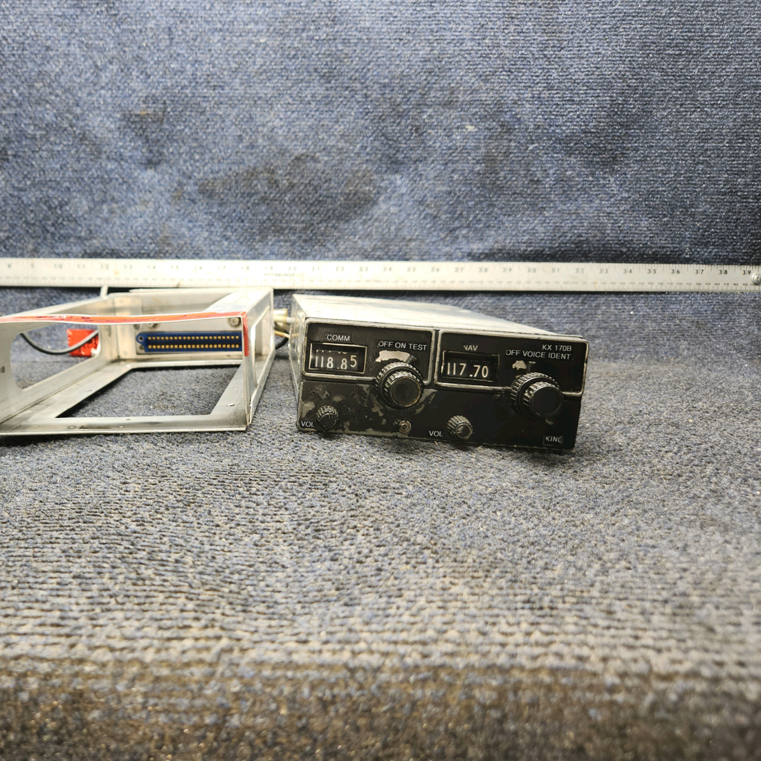 Used aircraft parts for sale, 069-1020-00 King KX-170B Piper PA28-161 Nav-Com with Tray - 14 Volts