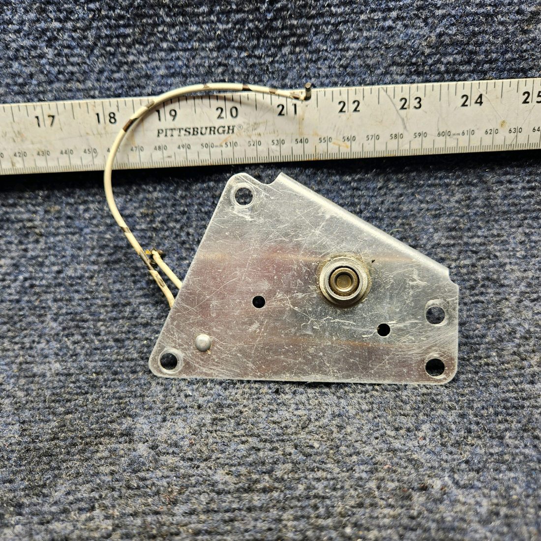 Used aircraft parts for sale, 0713656-1 CESSNA 172K ELEVATOR TRIM WHEEL WITH RETAINER ASSEMBLY