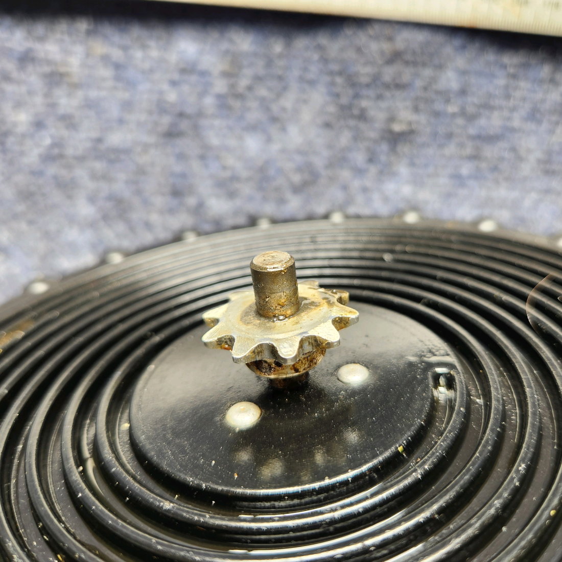 Used aircraft parts for sale, 0713656-1 CESSNA 172K ELEVATOR TRIM WHEEL WITH RETAINER ASSEMBLY