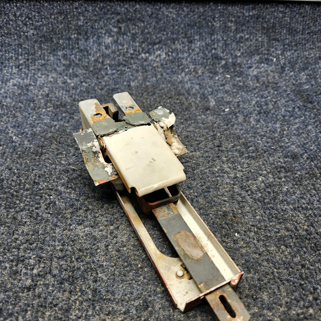 Used aircraft parts for sale, 68188-000 PIPER PA28-140 PA28 / PA32 CABIN DOOR LATCH ASSEMBLY