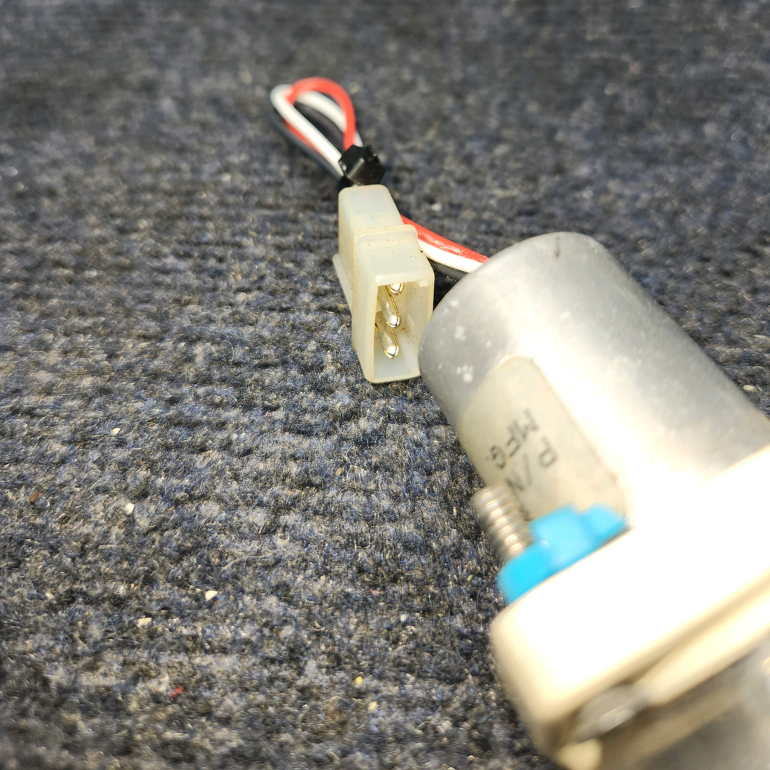 Used aircraft parts for sale, A430 WHELEN CESSNA 172K STROBE LIGHT ASSEMBLY (VOLTS: 14)
