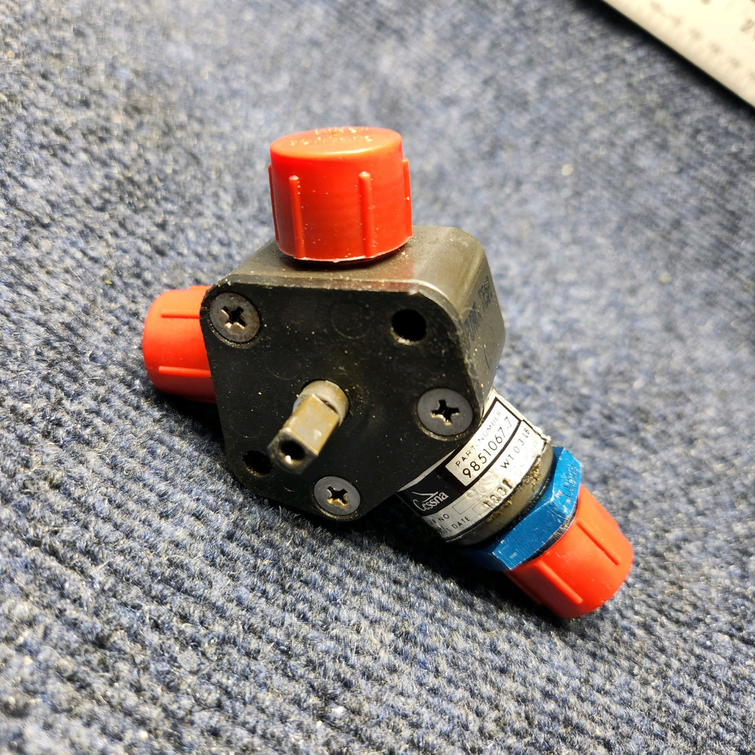 Used aircraft parts for sale, 9851067-7 CESSNA C172RG FUEL SELECTOR VALVE ASSEMBLY