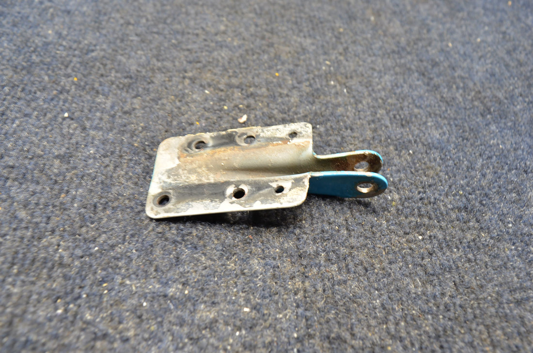 Used aircraft parts for sale 66913-000 PIPER PA-28-140  TOP HINGE CABIN DOOR