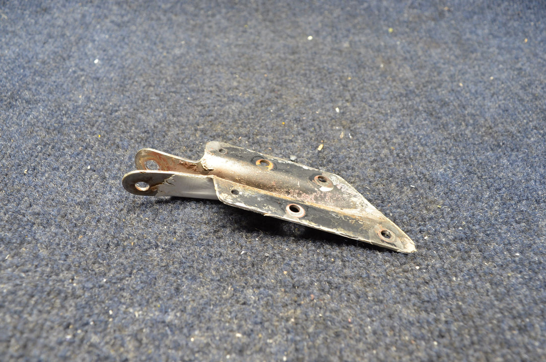 Used aircraft parts for sale 66914-000 PIPER PA-28-140 BOTTOM HINGE CABIN DOOR