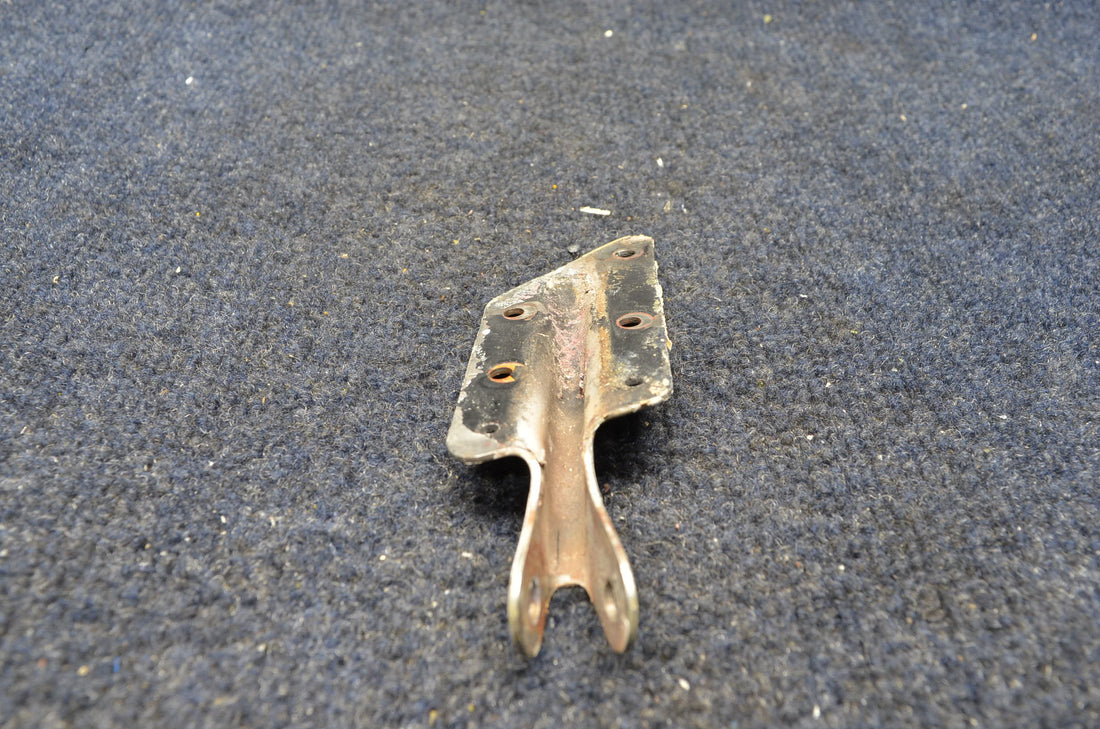 Used aircraft parts for sale 66914-000 PIPER PA-28-140 BOTTOM HINGE CABIN DOOR