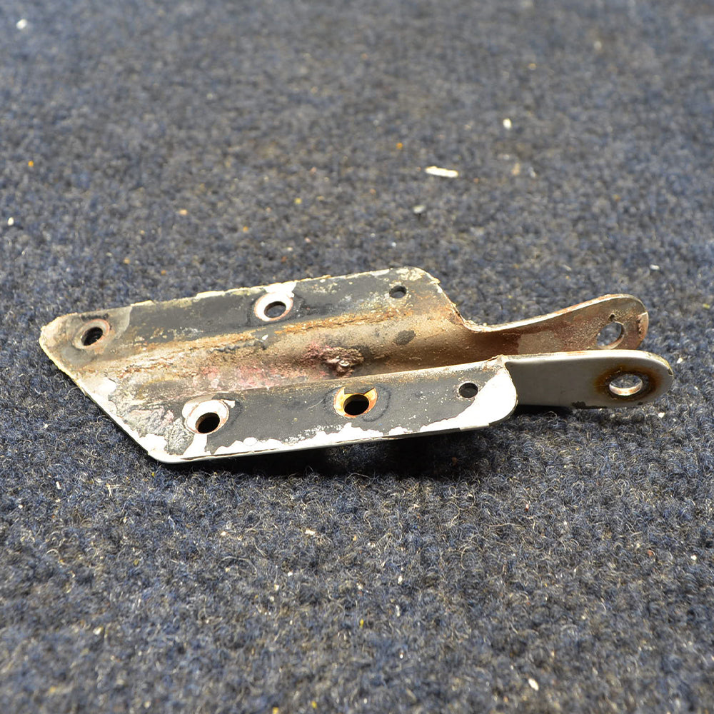Used aircraft parts for sale 66914-000 PIPER PA-28-140 BOTTOM HINGE CABIN DOOR