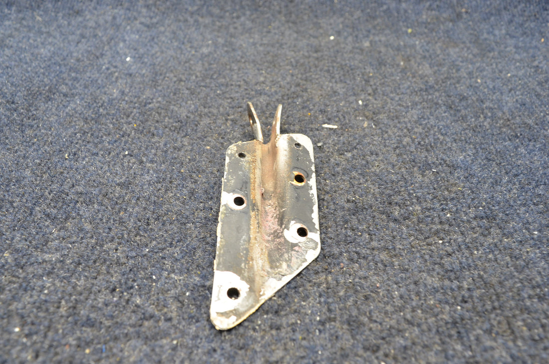 Used aircraft parts for sale 66914-000 PIPER PA-28-140 BOTTOM HINGE CABIN DOOR