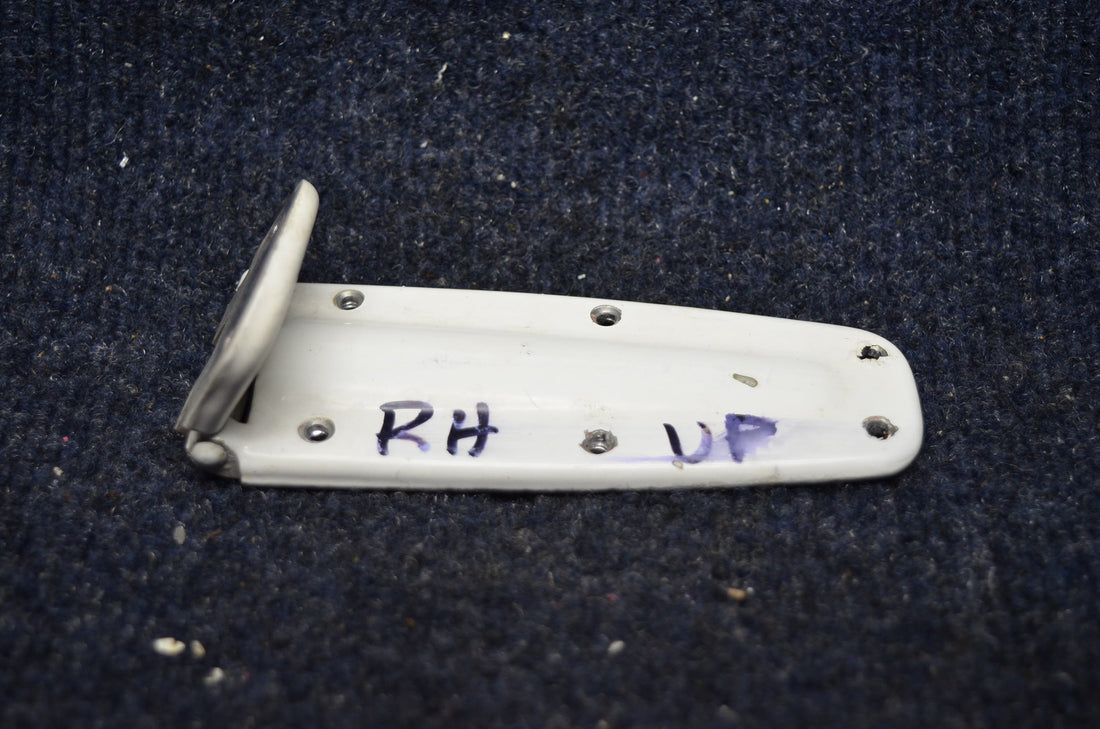 Used aircraft parts for sale 0413426-4 CESSNA C-150J HINGE ASSY LH LOWER/ RH UPPER.