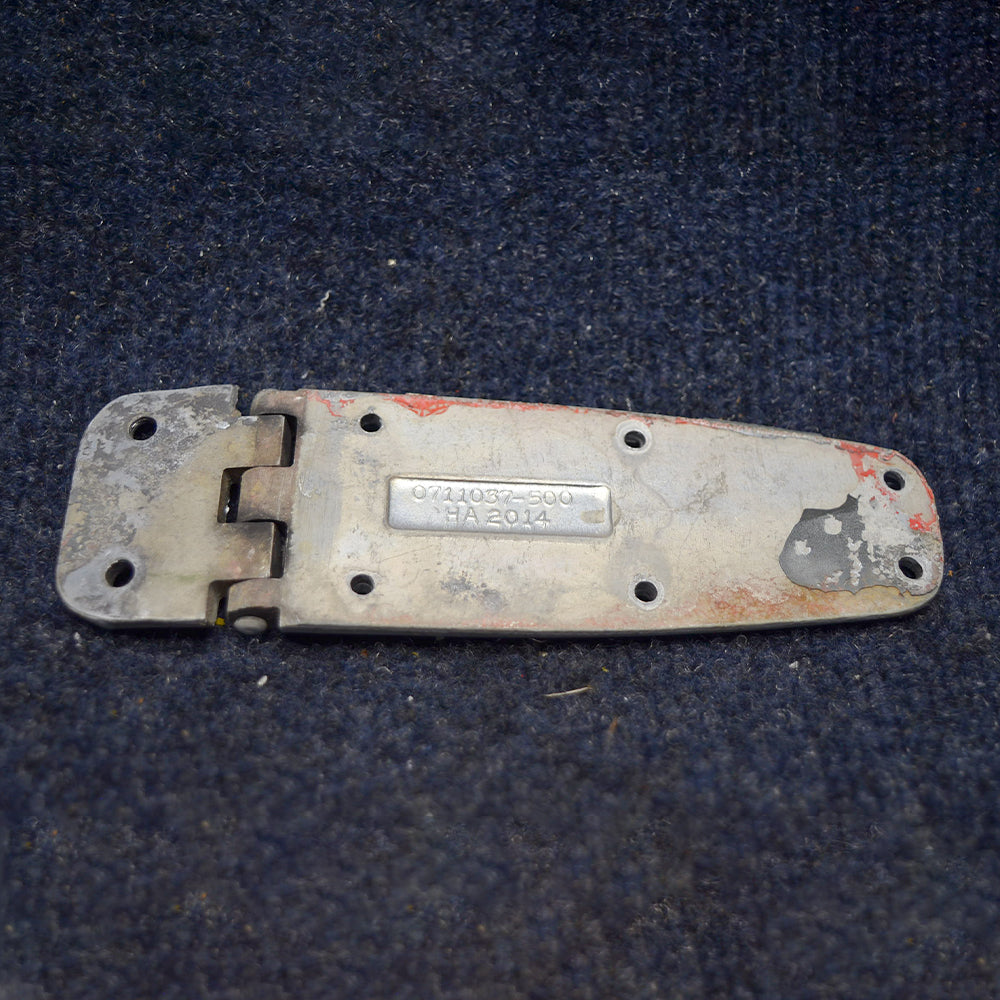 Used aircraft parts for sale 0413426-4 CESSNA C-150J HINGE ASSY LH LOWER/ RH UPPER.