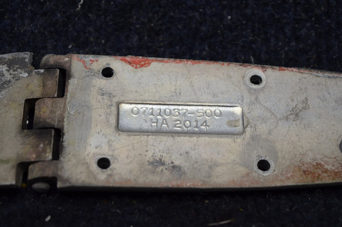 Used aircraft parts for sale 0413426-4 CESSNA C-150J HINGE ASSY LH LOWER/ RH UPPER.