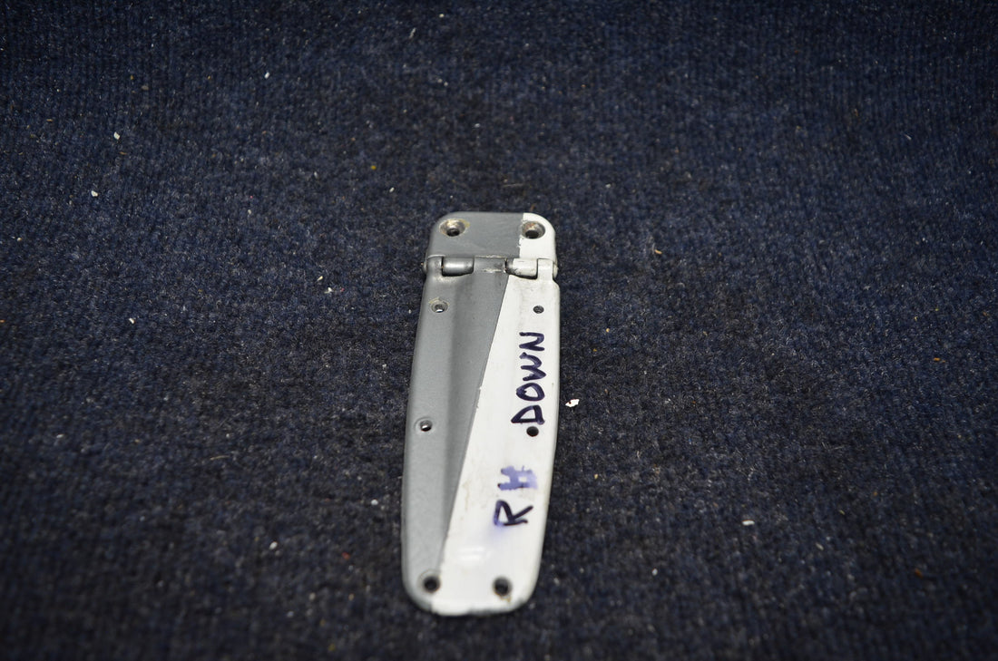 Used aircraft parts for sale 0413426-4 CESSNA C-150J HINGE ASSY LH LOWER/ RH UPPER.