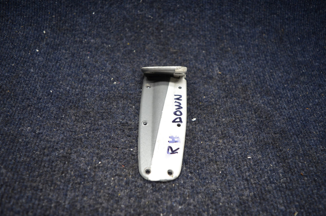 Used aircraft parts for sale 0413426-4 CESSNA C-150J HINGE ASSY LH LOWER/ RH UPPER.
