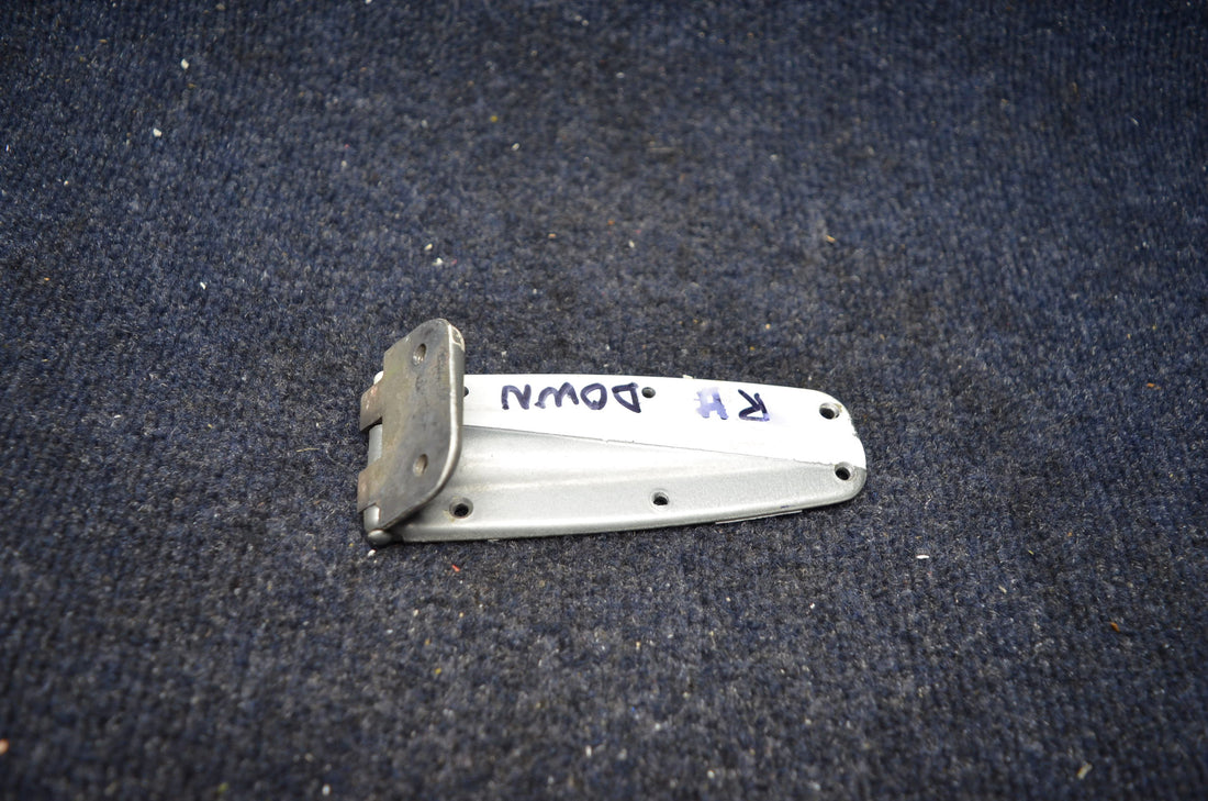 Used aircraft parts for sale 0413426-4 CESSNA C-150J HINGE ASSY LH LOWER/ RH UPPER.