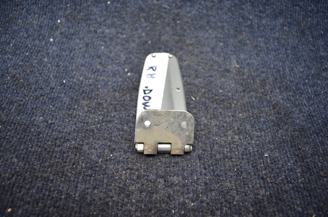 Used aircraft parts for sale 0413426-4 CESSNA C-150J HINGE ASSY LH LOWER/ RH UPPER.