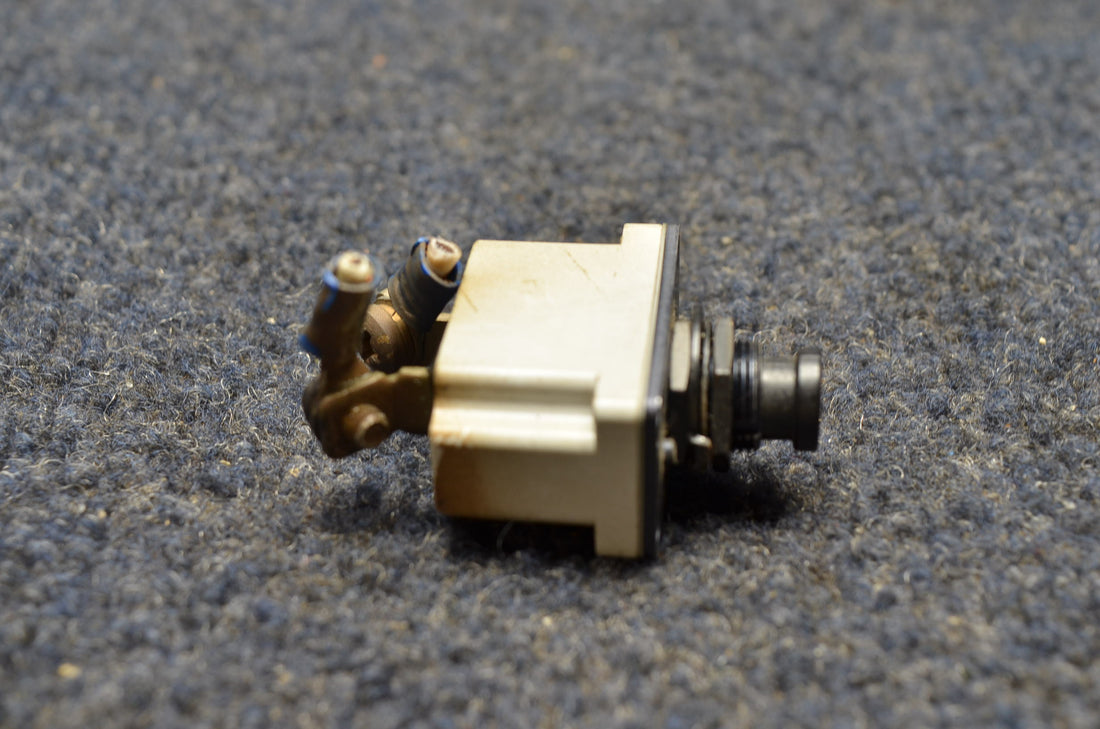 Used aircraft parts for sale MS24510-20 BEECHCRAFT 95-B55 KLIXON ELECTRIC BREAKER