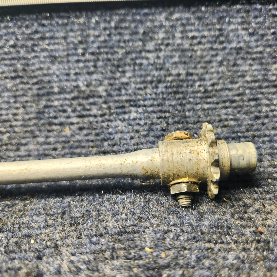 Used aircraft parts for sale, 95-324006-71 BEECHCRAFT 95-55B Aileron Tab Control Shaft & Knob