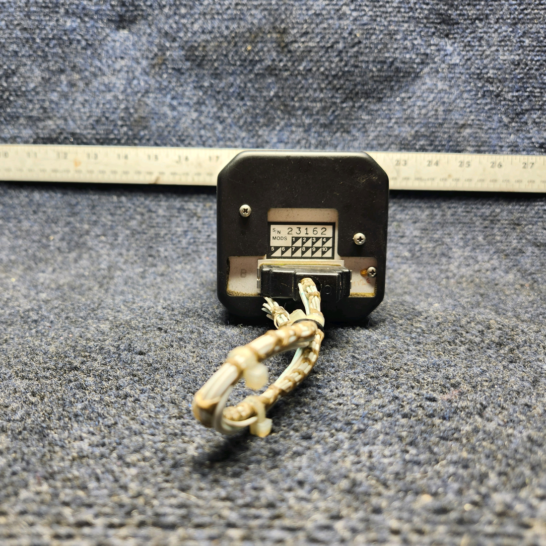 Used aircraft parts for sale, ID-825 TSO CESSNA 172K VOR / LOC / GLIDESLOPE INDICATOR WITH CONNECTOR