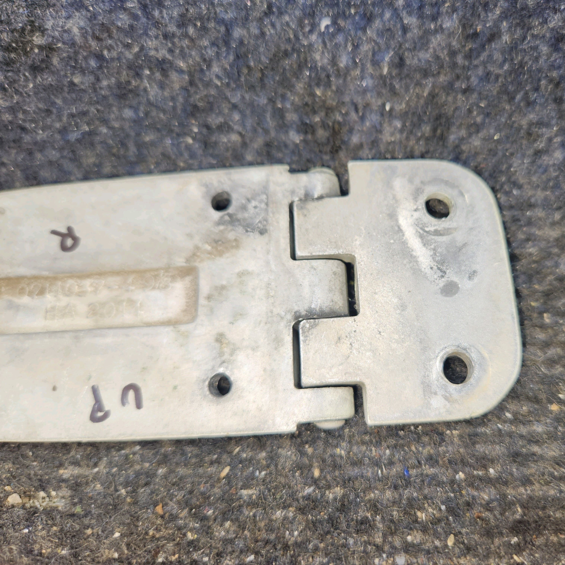 Used aircraft parts for sale, 0413426-3 cessna 150G Hinge Assembly – LH Upper & RH Lower