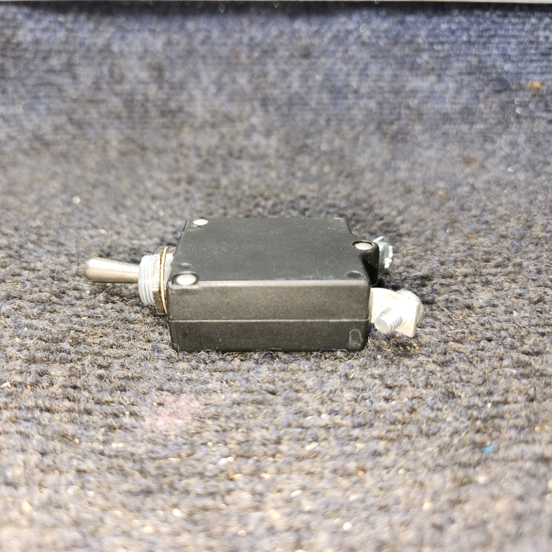 Used aircraft parts for sale, W31X2M1G2 Tyco Electronics W31 Series PIPER PA-24-250 Circuit  Breaker 2 AMPS