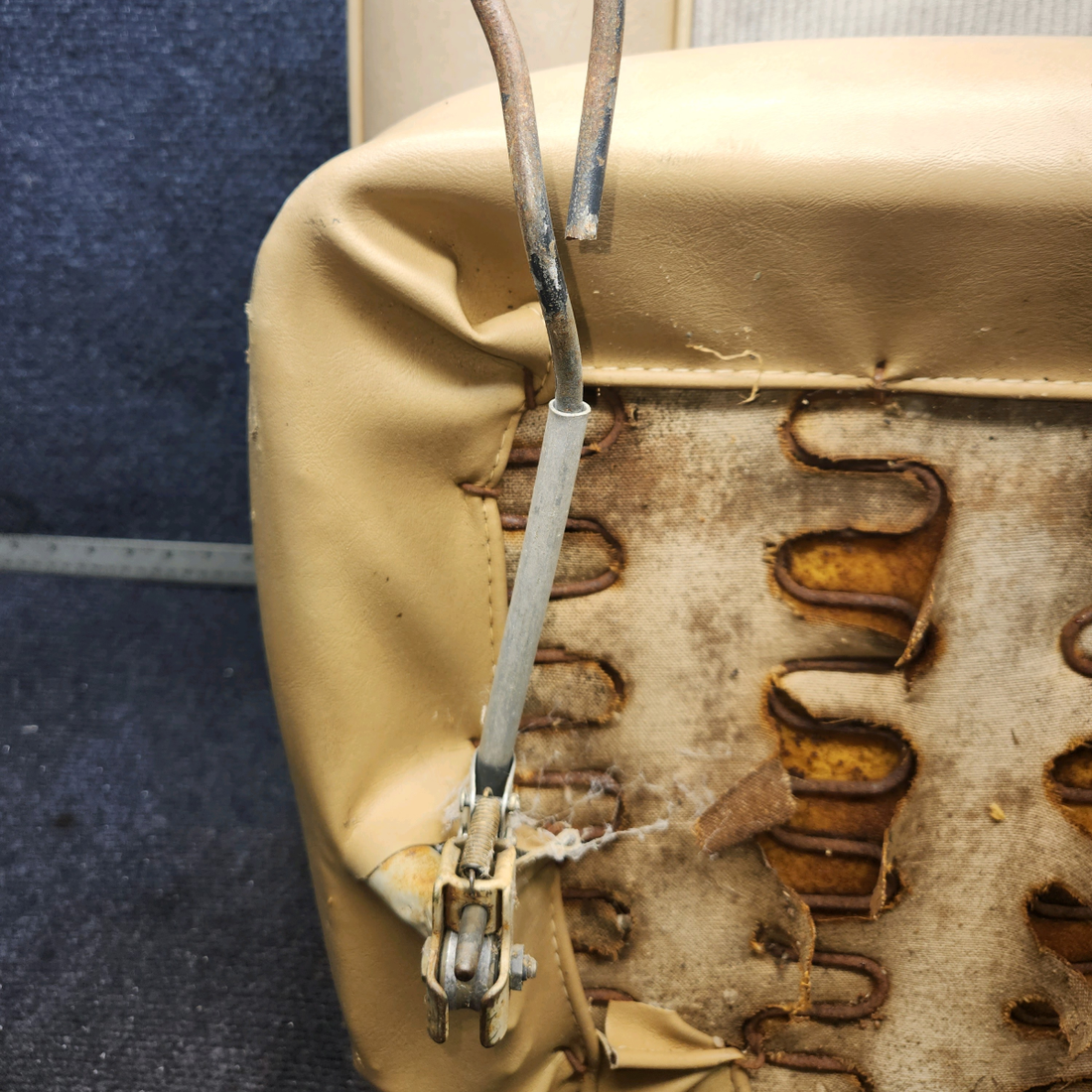 Used aircraft parts for sale, 0400118-90 Cessna C-150J Co-pilot Right Seat Assy