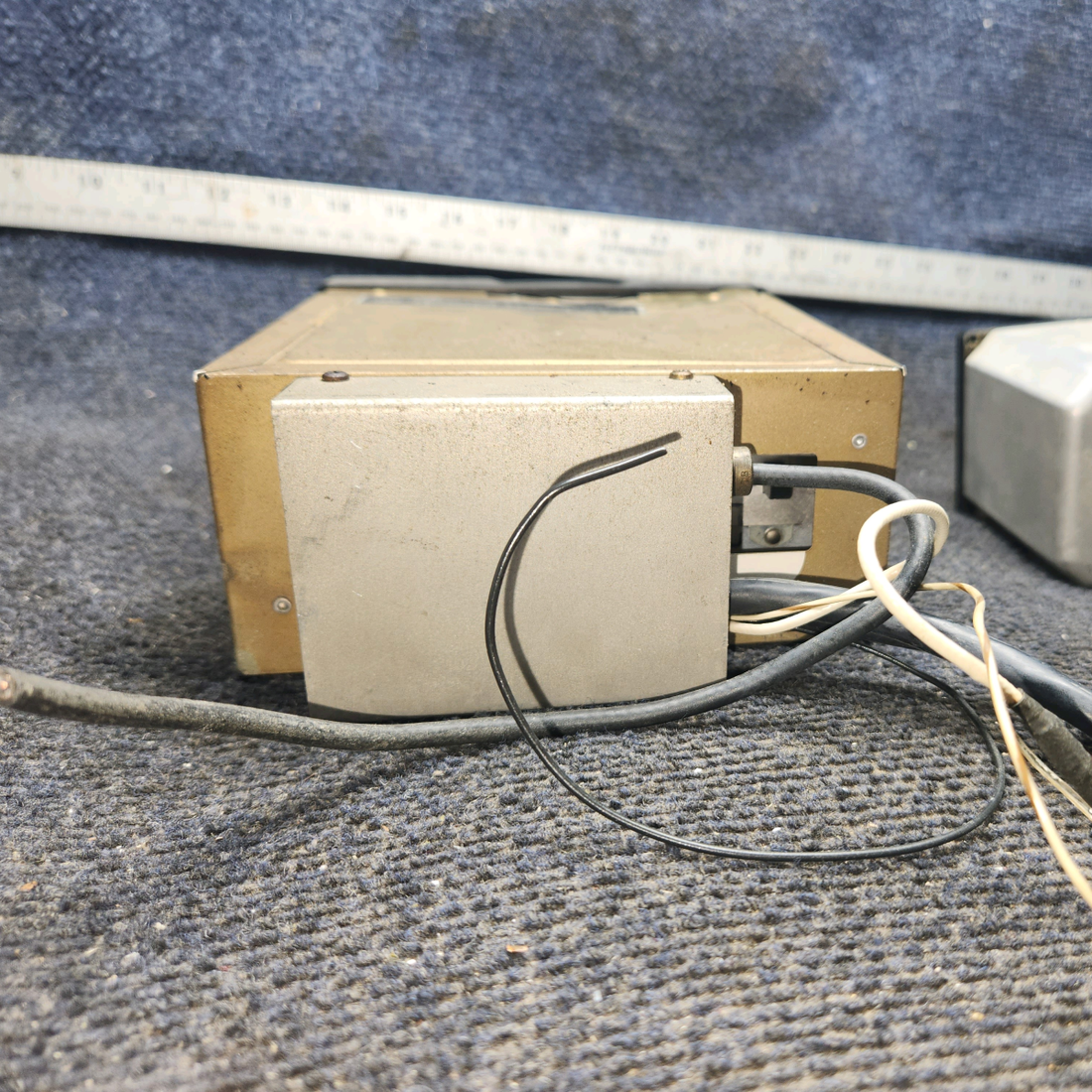 Used aircraft parts for sale, 1U022-08, 1U027-01 Bendix Piper PA-28-140 ADF Radio 201C w/ Tray, Indicator & Antenna (14/28V)