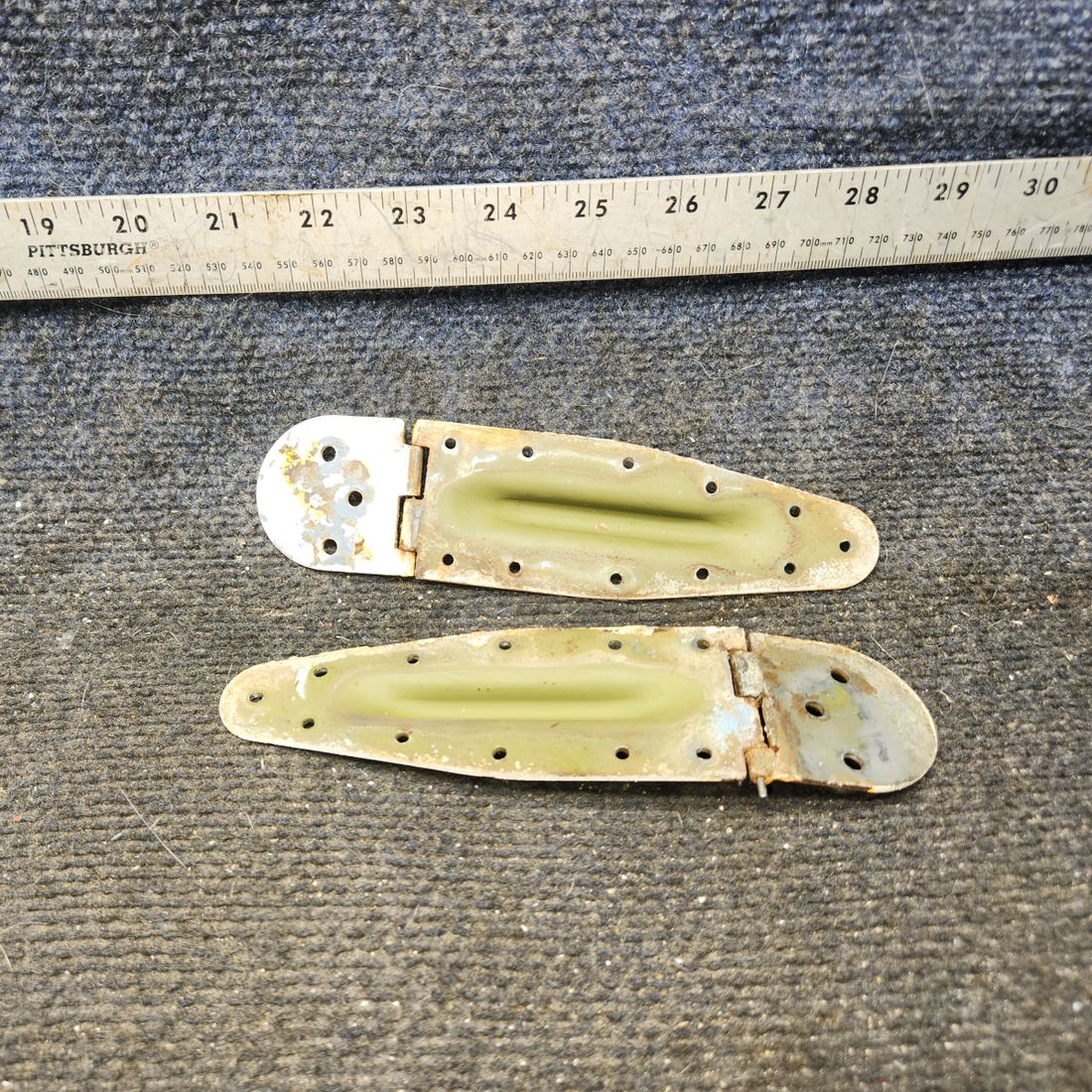 Used aircraft parts for sale, 0517019-3 cessna 172N Hinge Half