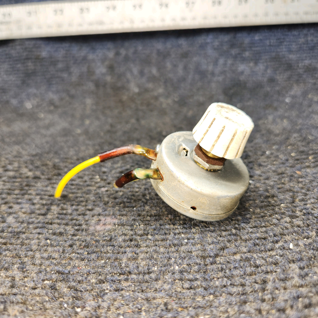 Used aircraft parts for sale, 0713247-200 Cessna 172F Light Dimmer Rheostat – 60 Ohm with Knob