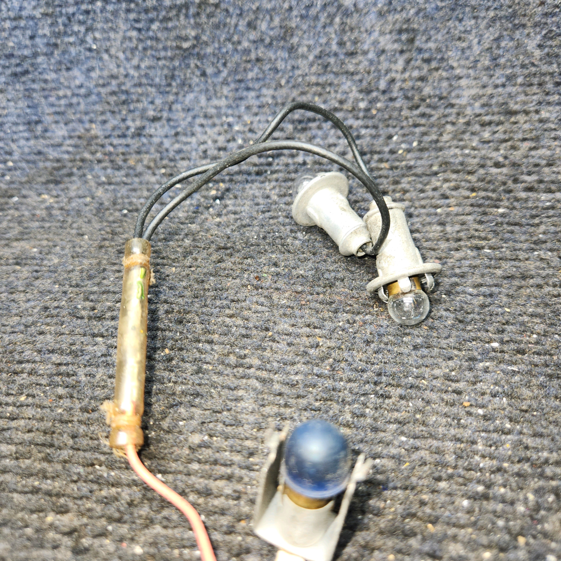 Used aircraft parts for sale, 565-516 Piper PA32RT-300 Panel Light Holder Set