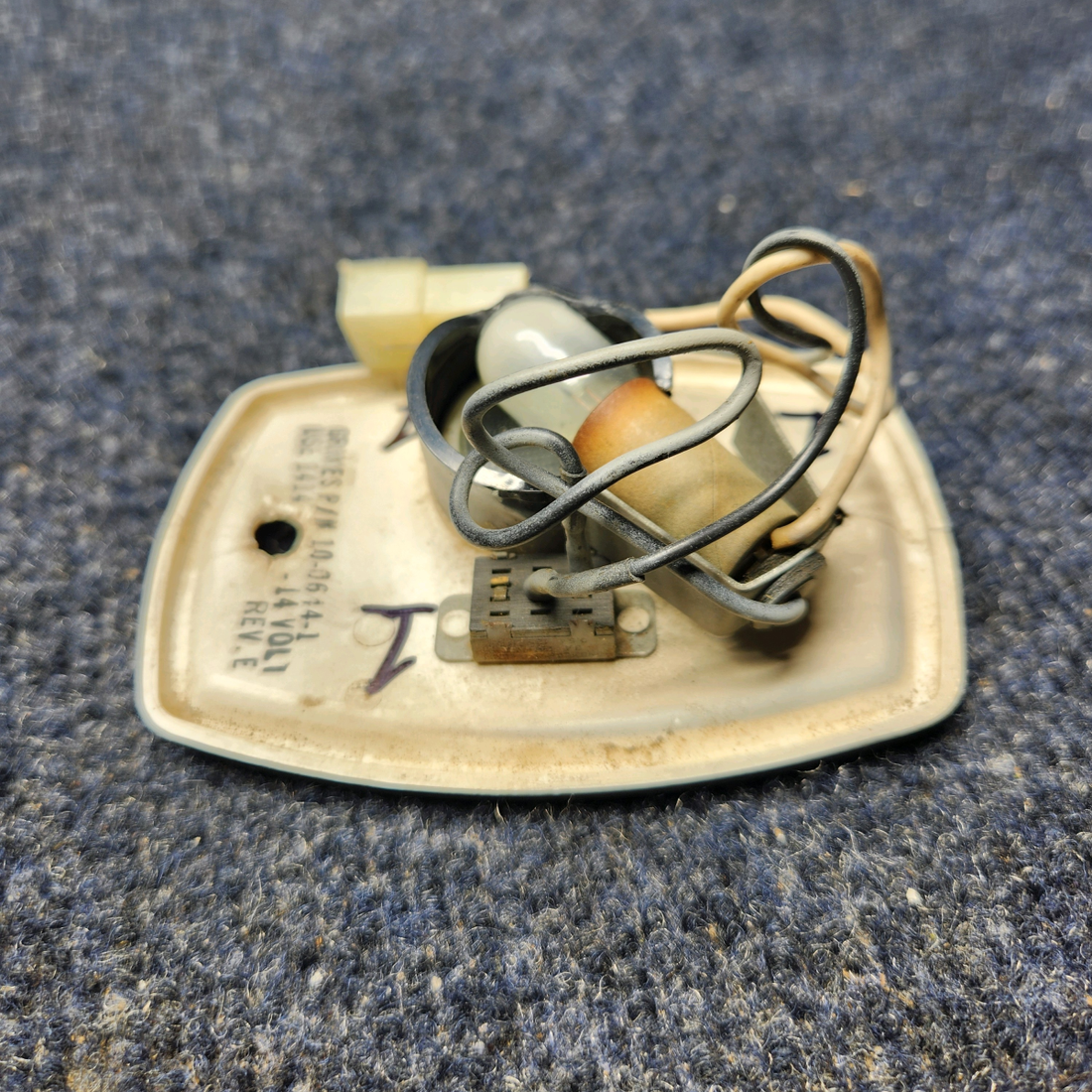 Used aircraft parts for sale, 572-524 Piper PA32RT-300 GRIMES READING LIGHT W/ SWITCH (14V) HAS CRACK