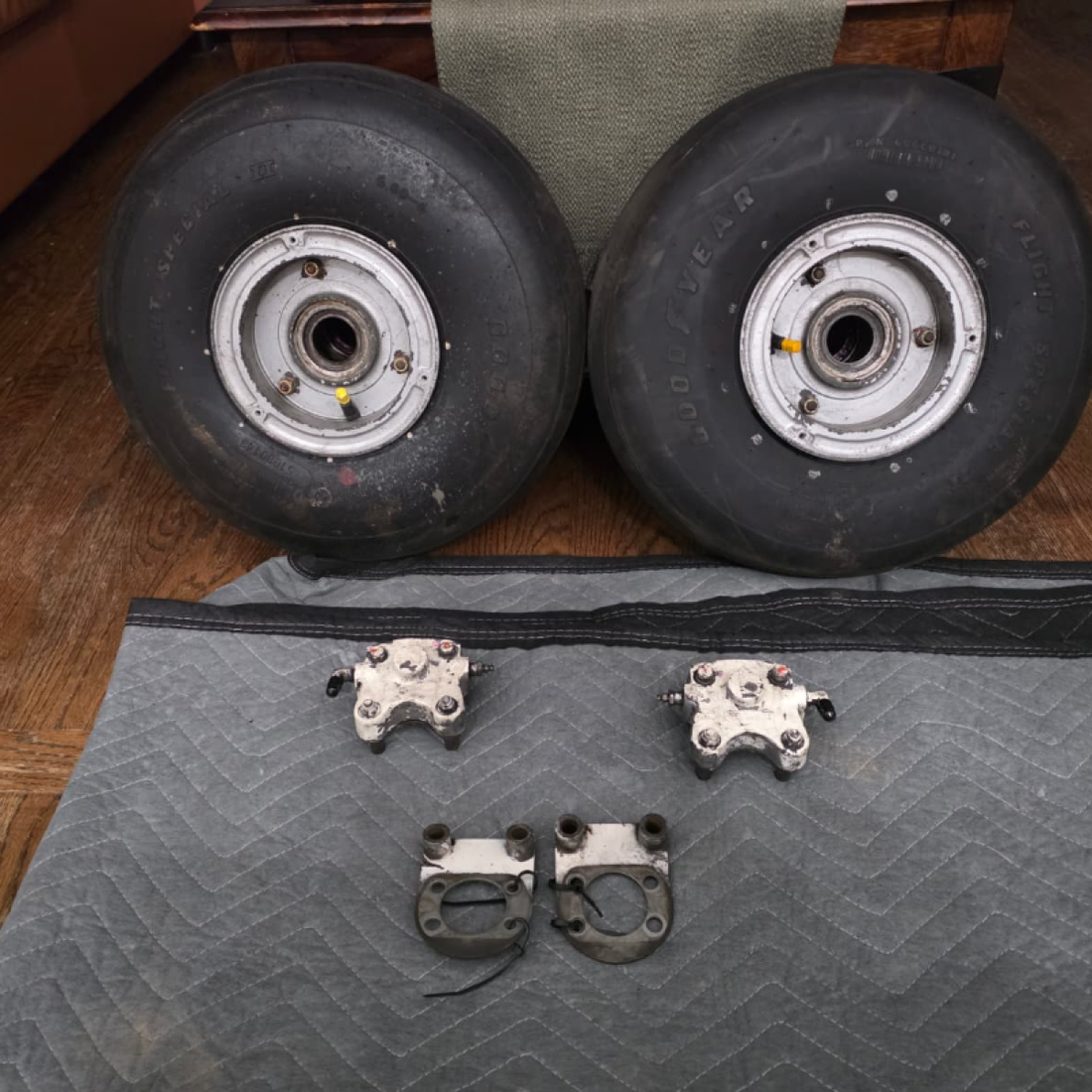 Used aircraft parts for sale, C163001-0103 , C163030-0107 cessna 172k Wheels and brake Combo.