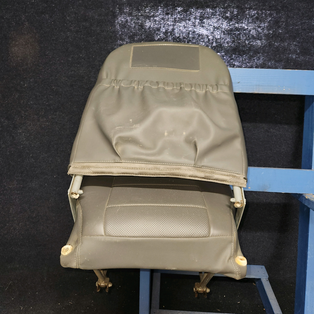 Used aircraft parts for sale, 68061-002, 63443-000, 68067-000 Piper PA-28-140 Front Seat Assembly