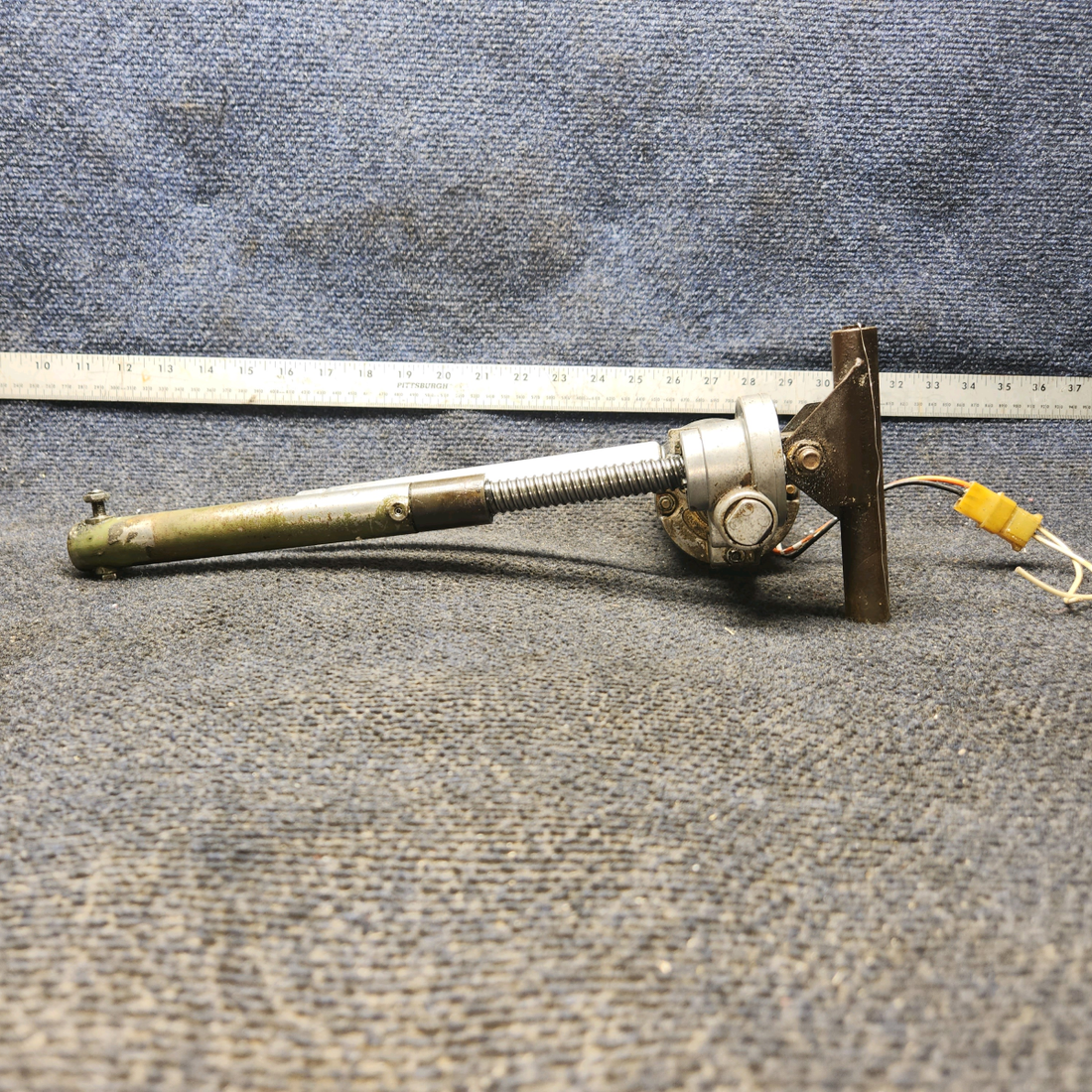 Used aircraft parts for sale, C301002-0301 cessna 150G Flap Actuator with Motor & Transmission