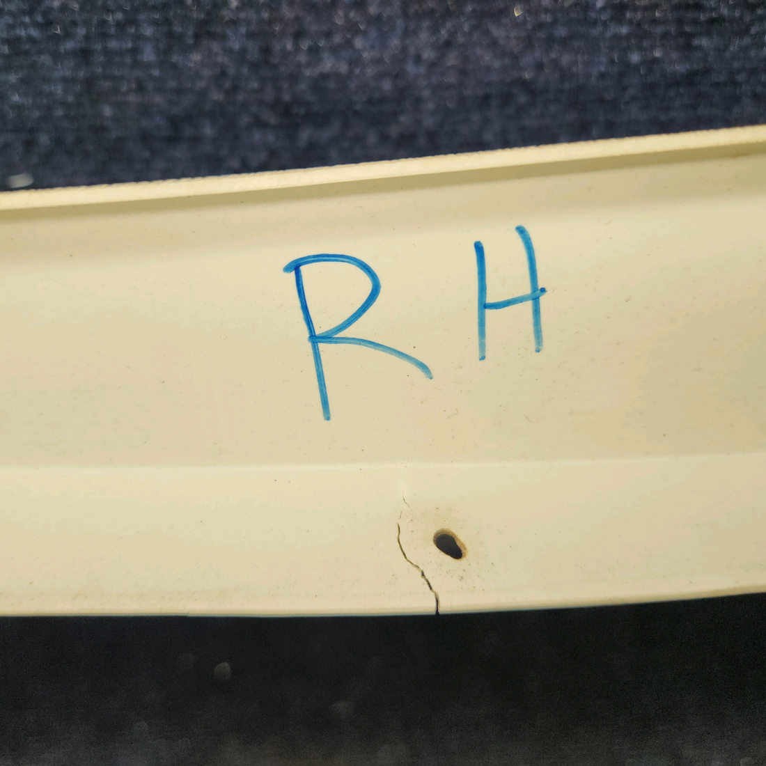 Used aircraft parts for sale, 0515027-10 Cessna 172RG Window Molding – RH