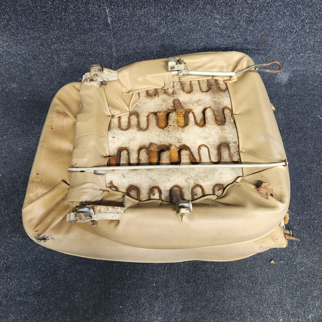 Used aircraft parts for sale, 0400118-90 Cessna C-150J CO PILOT RIGHT SEAT ASSEMBLY CORE