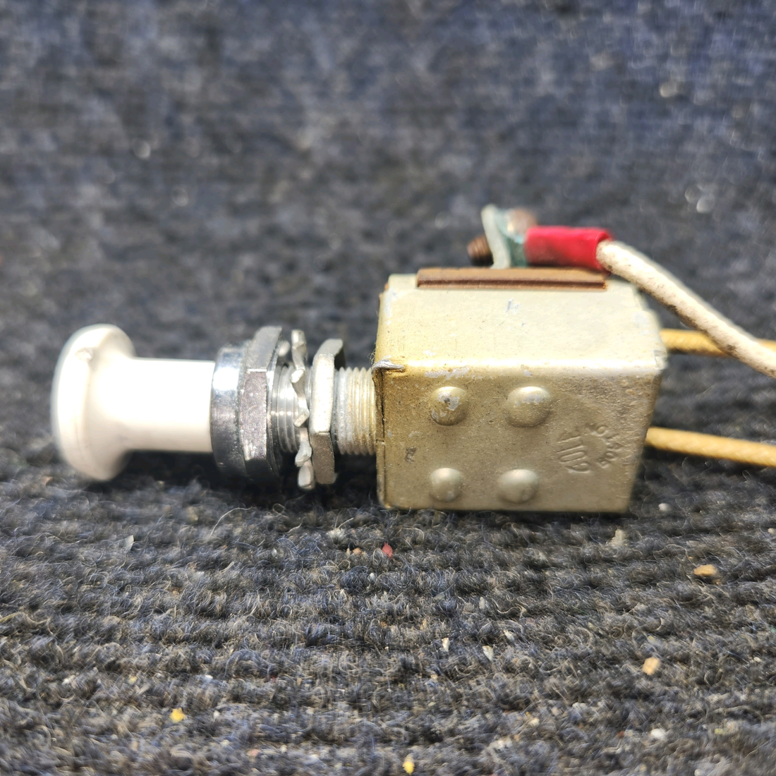 Used aircraft parts for sale, 0713026-4 Cessna 172 Push/Pull (OFF/ON) Switch
