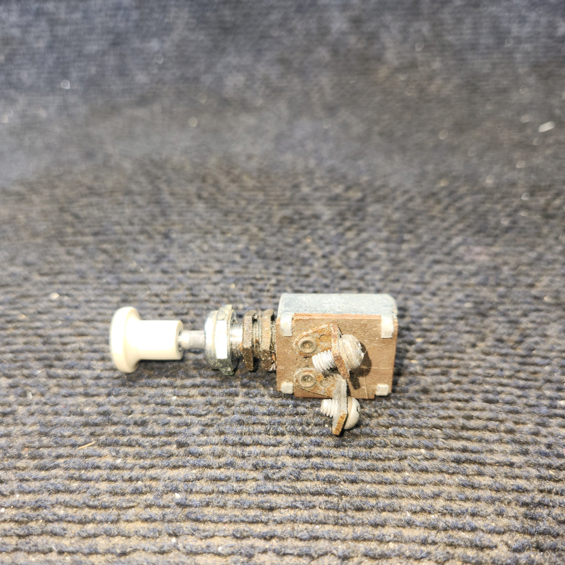 Used aircraft parts for sale, 0713026-4 Cessna 172E Push Pull Switch Assy - Price per Each