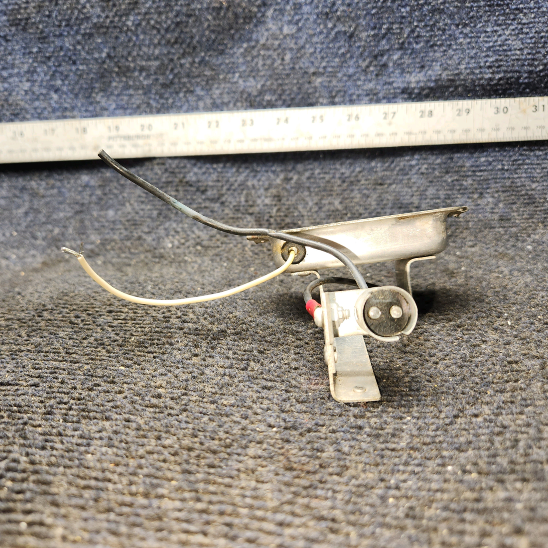 Used aircraft parts for sale, 0413140-5 Cessna 172F Overhead Console Light & Bracket