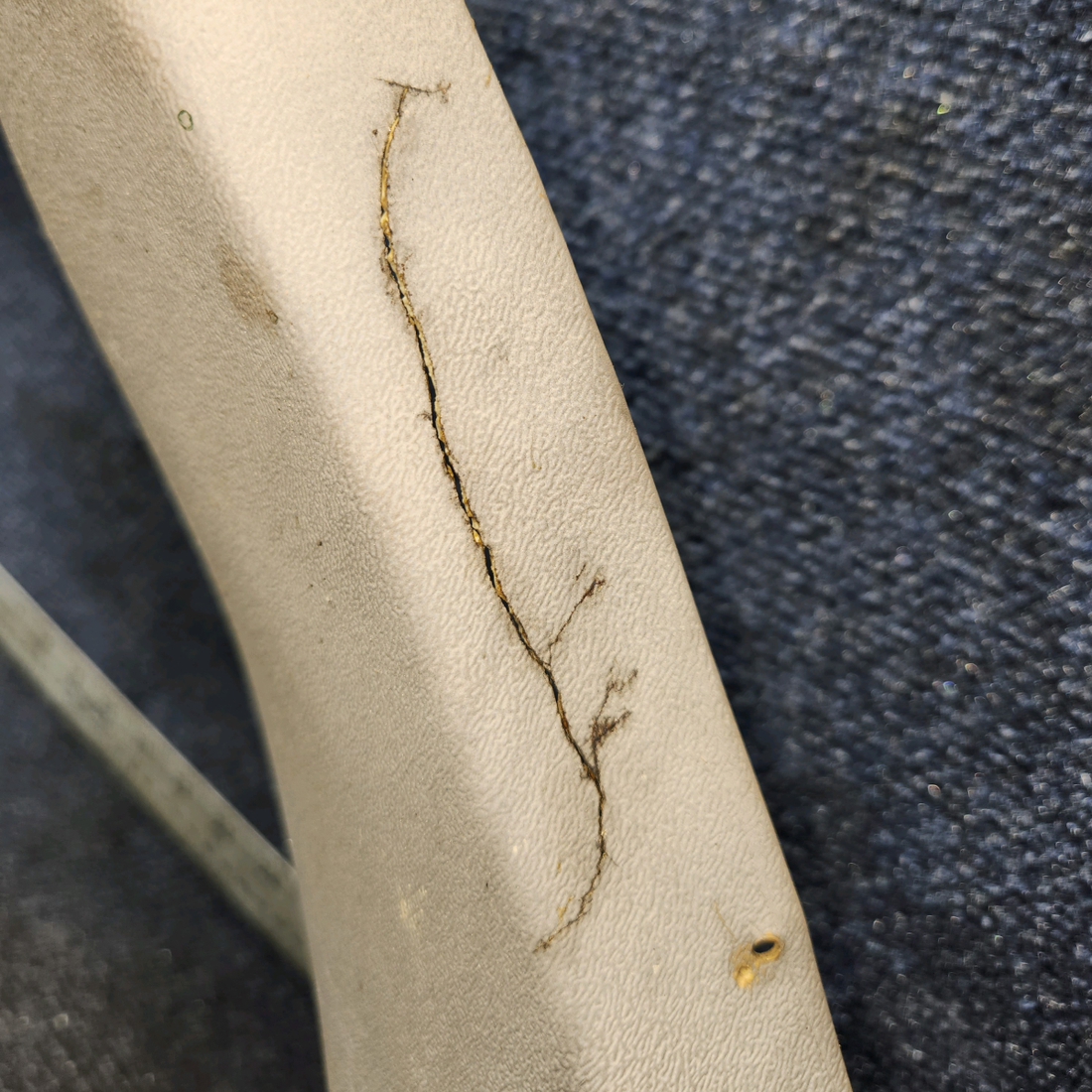 Used aircraft parts for sale, 0515027-10 Cessna 172RG Window Molding – RH