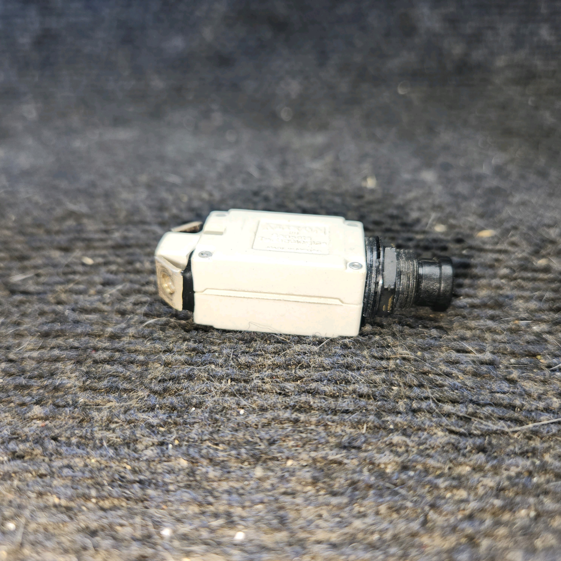 Used aircraft parts for sale, 7277-2-3 Klixon cessna 172k Circuit Breaker – 3 Amp