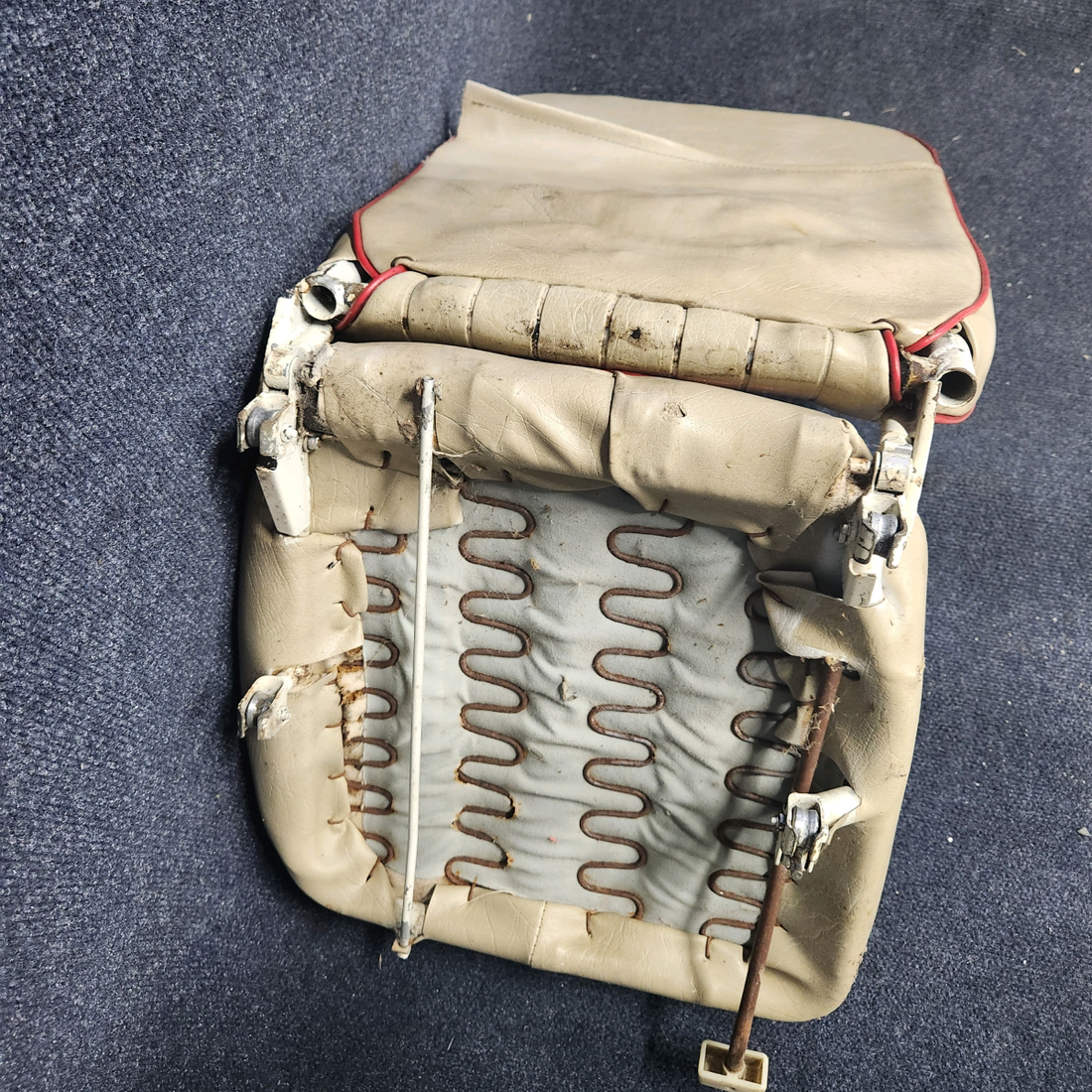 Used aircraft parts for sale, 0400118-90 Cessna C-150J CO PILOT RIGHT SEAT ASSEMBLY CORE