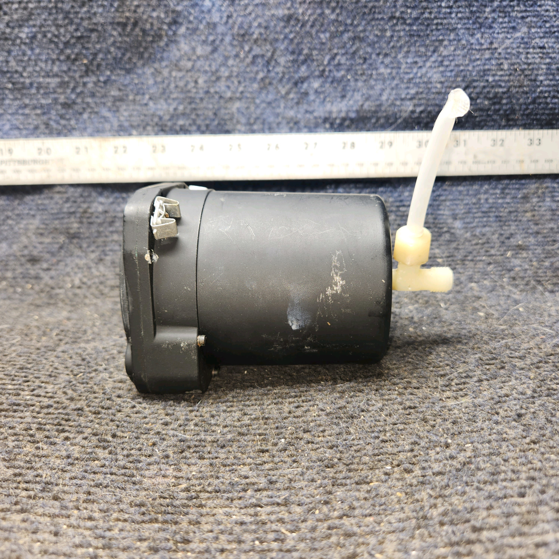 Used aircraft parts for sale, S1392-N2 United Instruments cessna 172k Vertical Speed Indicator – Glass is Slightly Foggy
