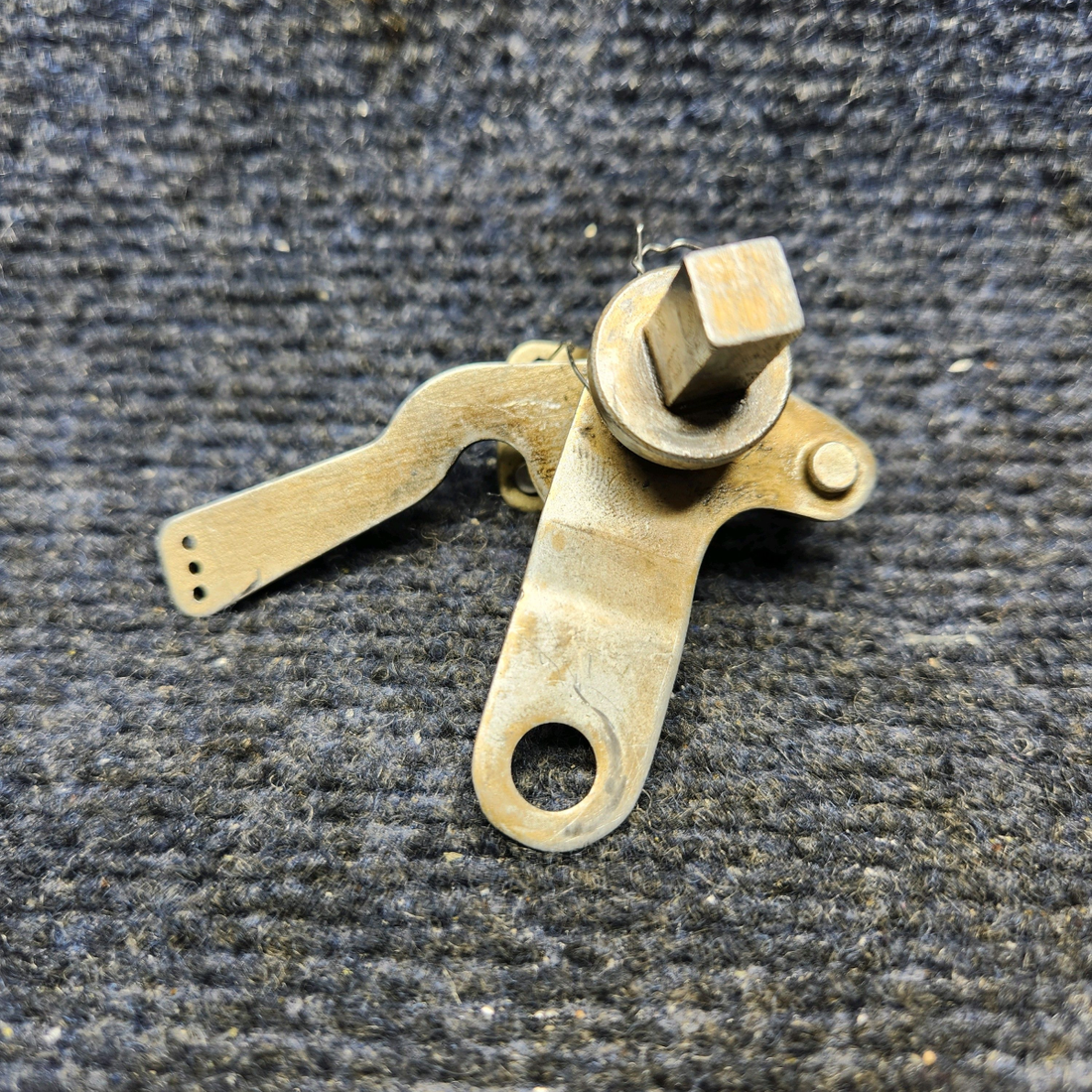 Used aircraft parts for sale, 35-400464-10 Beechcraft F33A CABIN DOOR HANDLE SHAFT ASSEMBLY