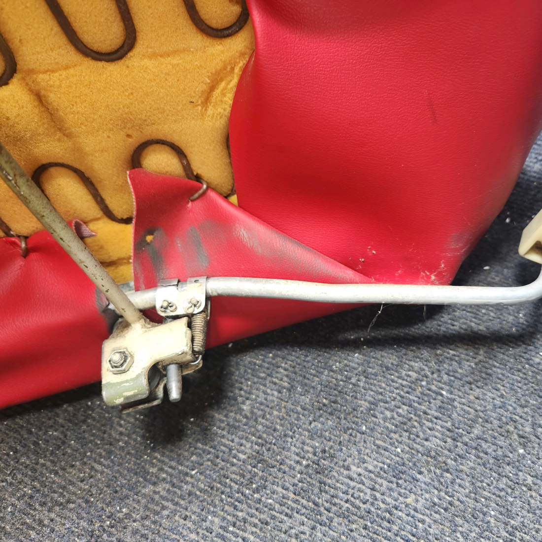 Used aircraft parts for sale, 0400118-65 cessna 150G Seat – LH (Pilot)