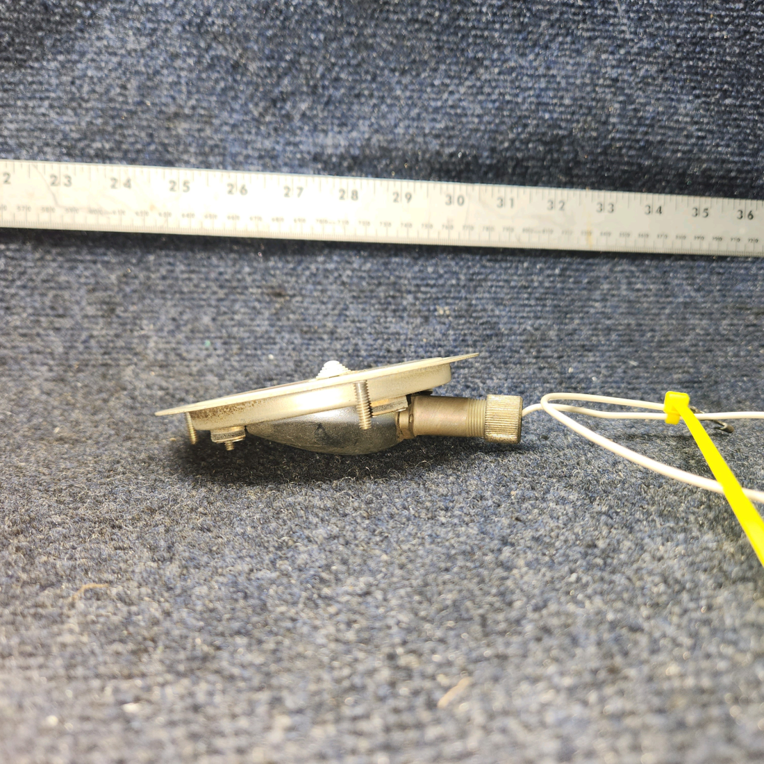 Used aircraft parts for sale, 572-582 Piper PA28-140 Panel Light Assembly (Volts: 14)